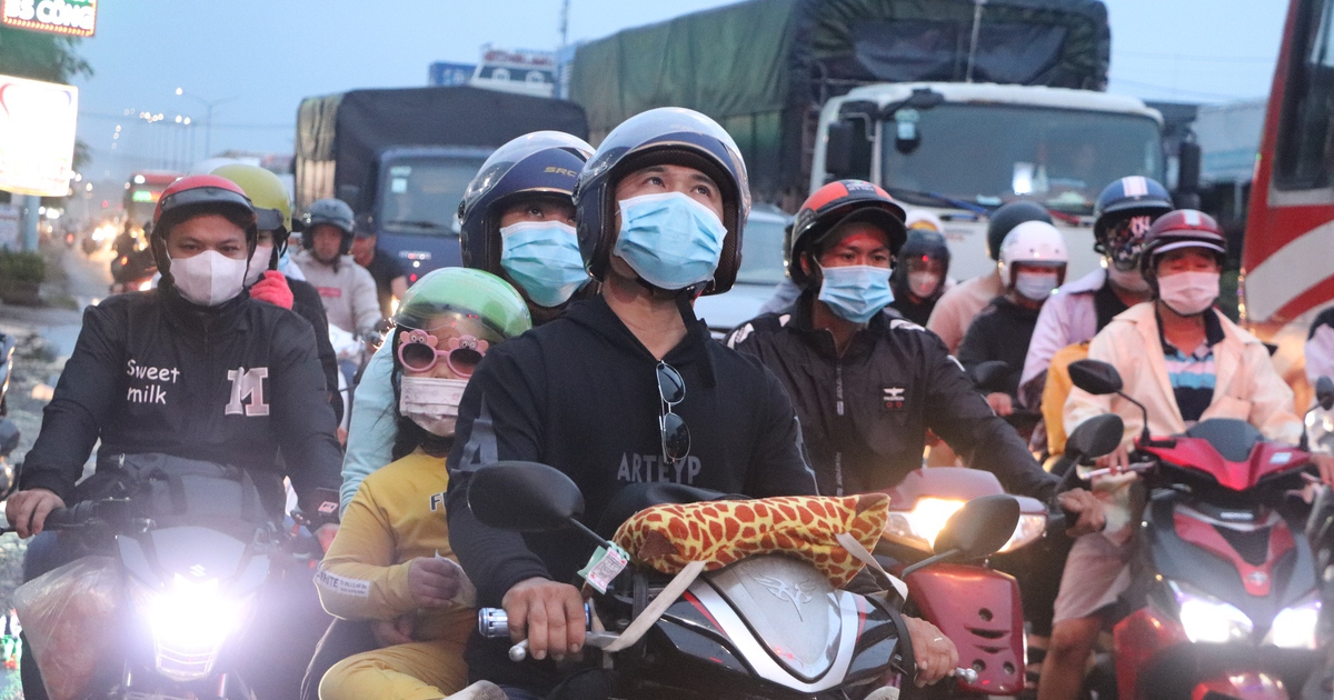 Những dòng xe nối đuôi nhau về quê nghỉ lễ