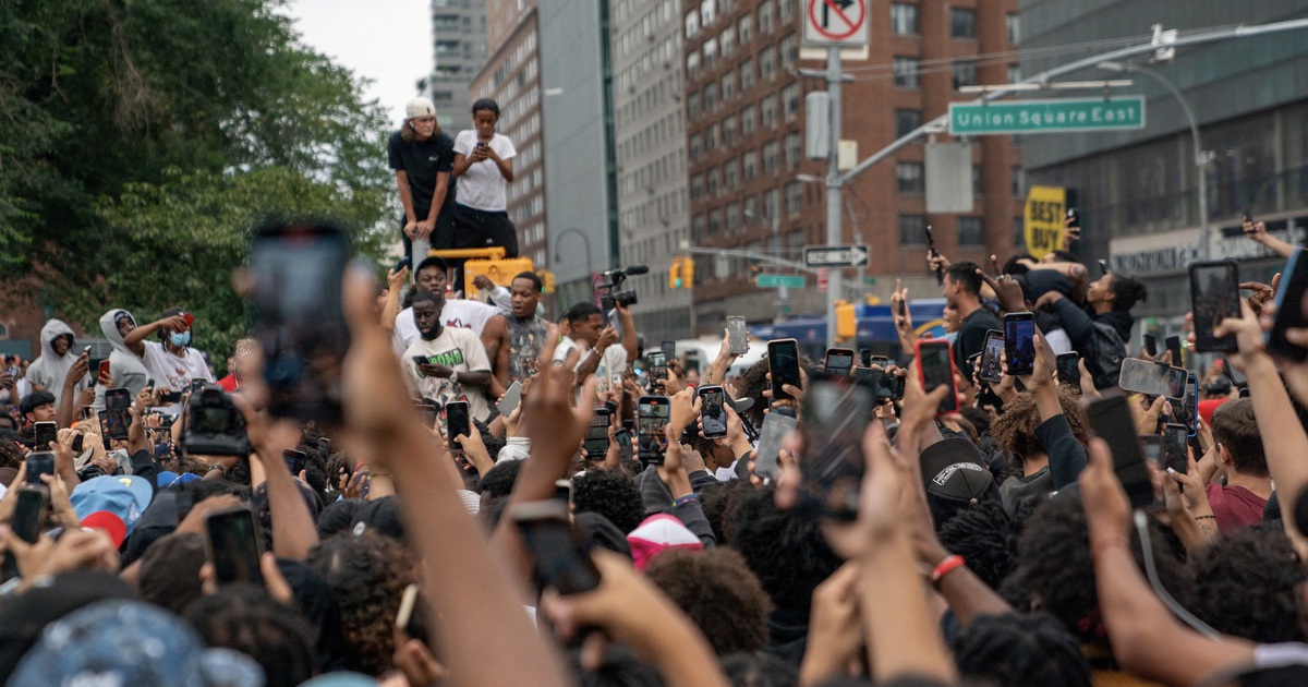 Tổ chức phát quà gây náo loạn, bạo lực, 'YouTuber' Mỹ bị khởi tố