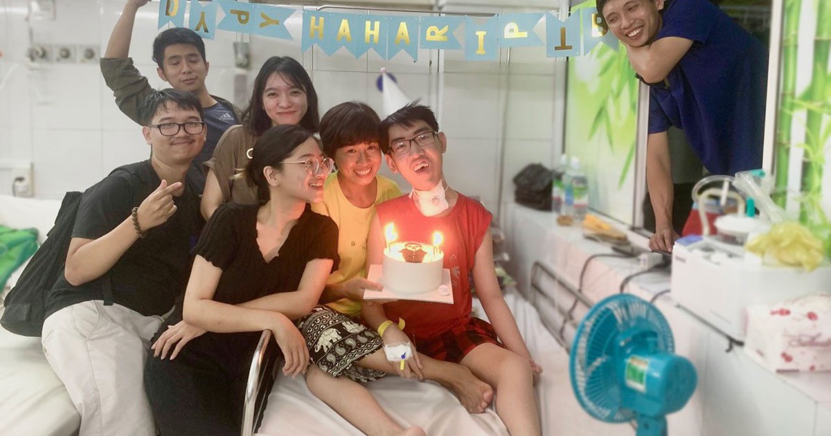 Lan tỏa trên mạng xã hội: Chị gái nghỉ việc giúp em trai vượt 'cửa tử'