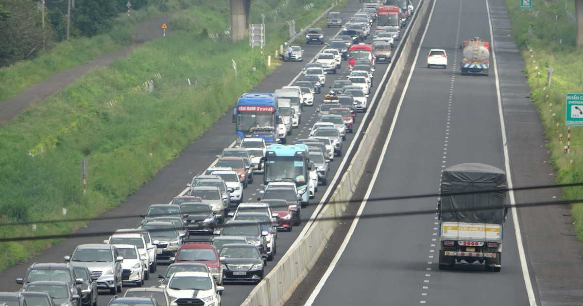 Kẹt xe nghiêm trọng trên cao tốc Phan Thiết - Dầu Giây