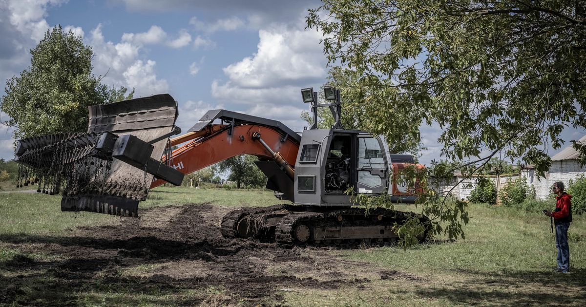 Máy xúc 'biến hình' thành máy rà phá bom mìn ở Ukraine