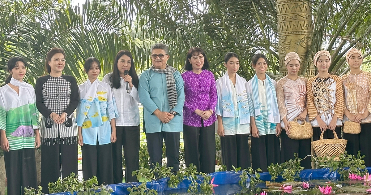 Đến Festival áo bà ba Hậu Giang thưởng lãm áo dệt từ sợi tơ khóm Cầu Đúc