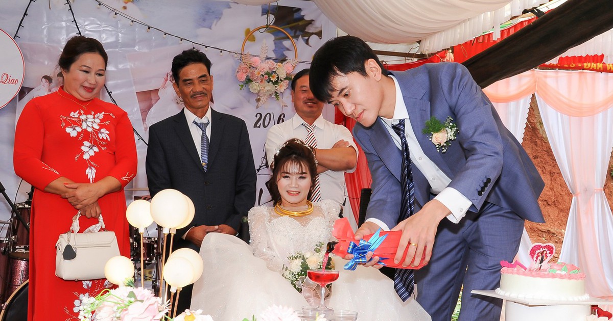 Chàng trai Trung Quốc vạn dặm đến Tây nguyên cưới cô gái Việt ngồi xe lăn