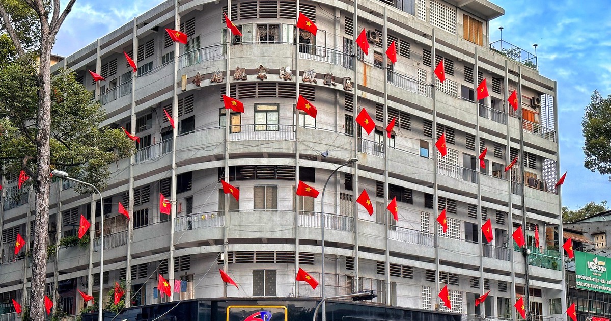 Lễ Quốc khánh 2.9: Đường phố TP.HCM thông thoáng, cờ đỏ sao vàng rực rỡ khắp nơi