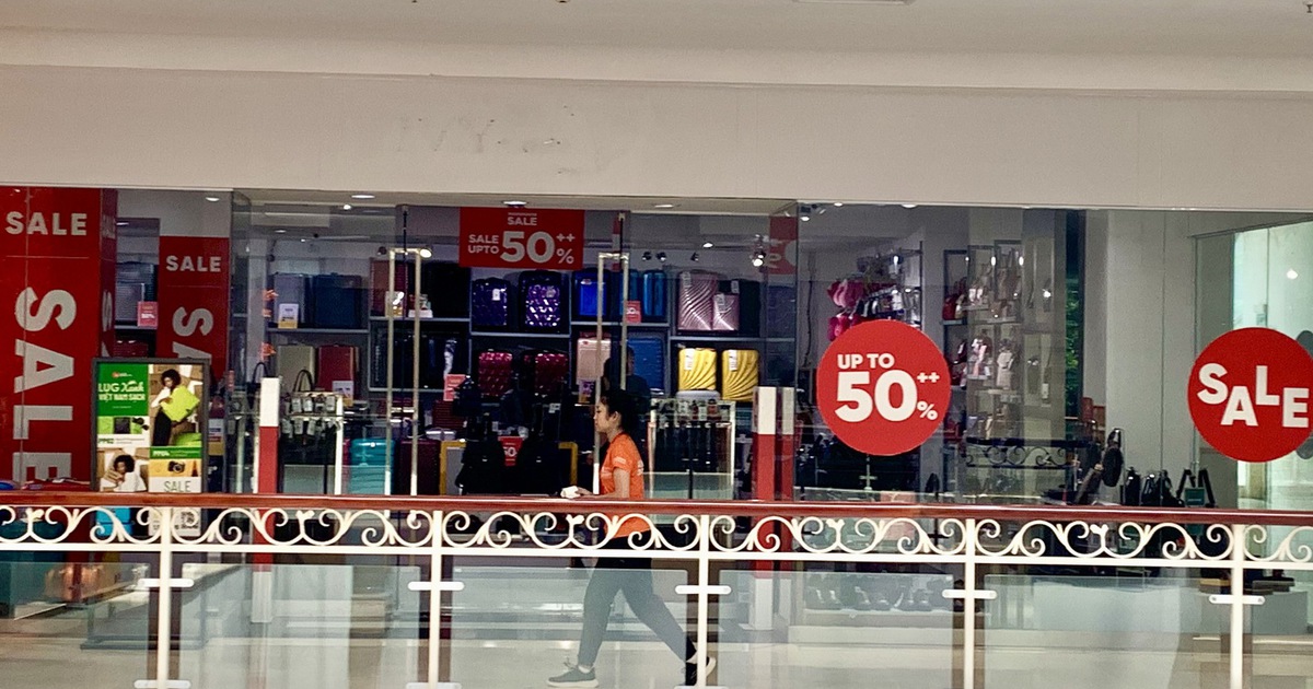 Giảm giá 'sập sàn' dịp lễ Quốc khánh 2.9, hàng thời trang vẫn vắng khách, ế ẩm