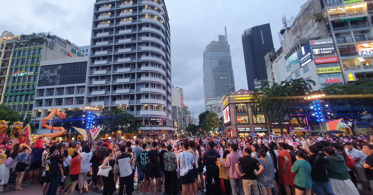 Lễ 2.9: Dòng người đổ về phố đi bộ Nguyễn Huệ đợi xem pháo hoa