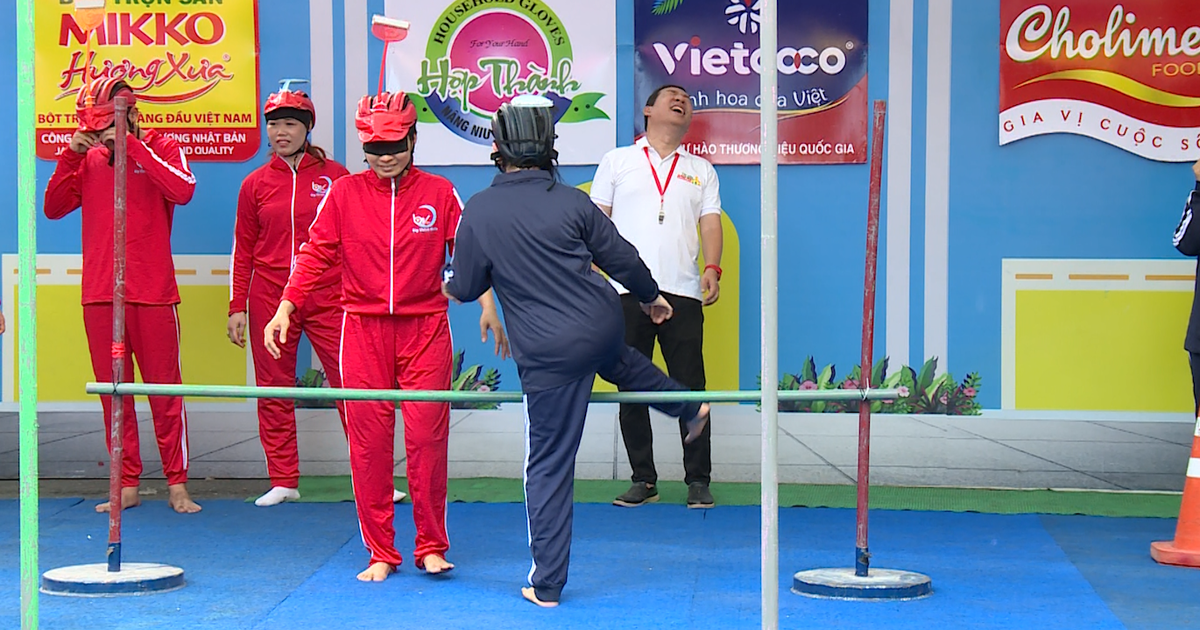 Quang Thắng suýt bị người chơi ‘gạt vợt vào má’ tại chợ Đồng Xuân