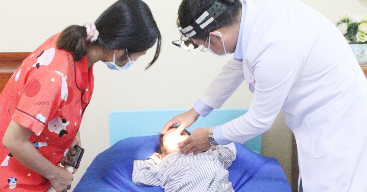 Cục pin lọt vào mũi khiến bé gái sốt cao, thủng vách ngăn