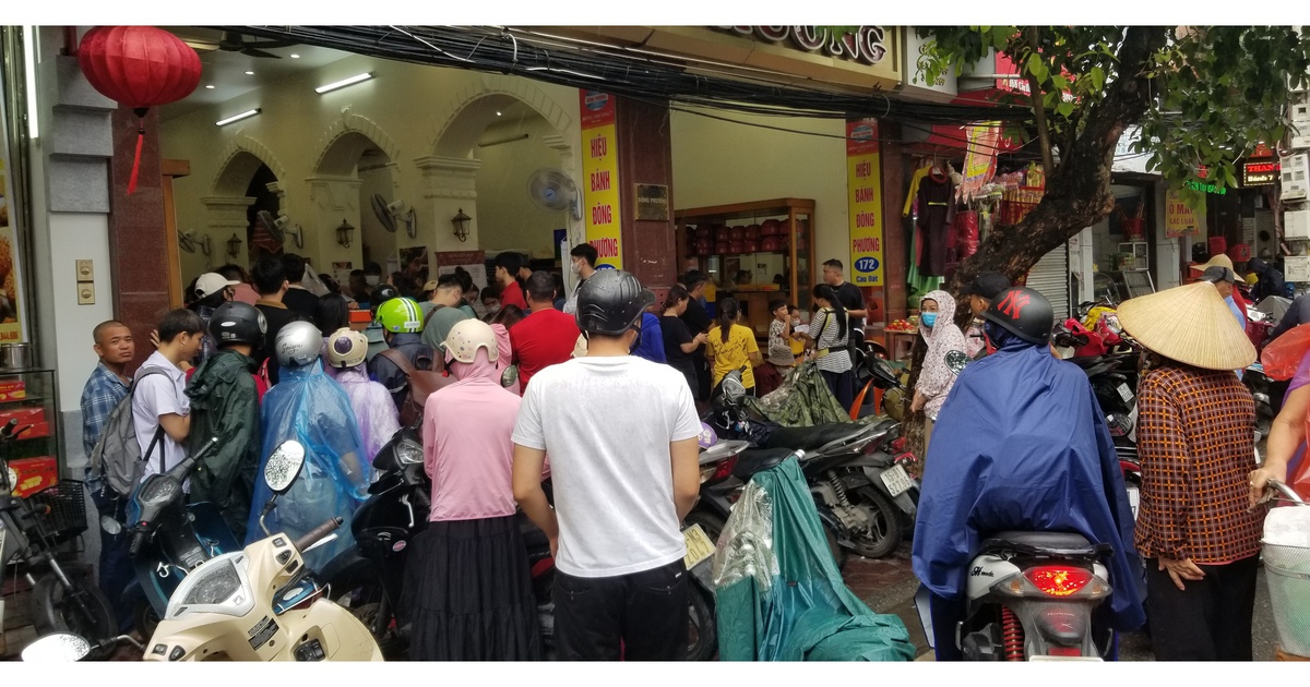 Chỉ được mua 3 hộp bánh trung thu/người: Dịch vụ xếp hàng mua giúp kiếm cả trăm ngàn/ngày