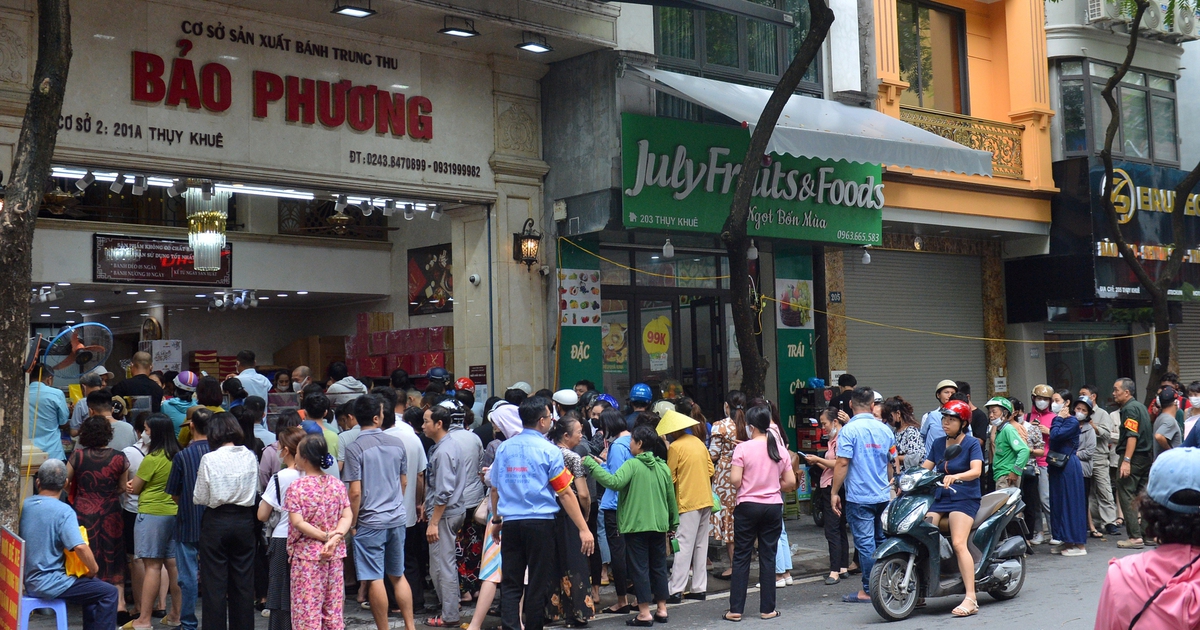 Dòng người xếp hàng ở tiệm bánh trung thu hơn 70 năm tuổi, cả tiếng chưa tới lượt