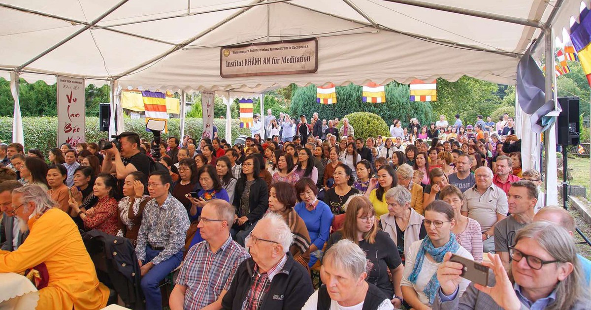 Lễ Vu lan ở Đức, người Việt xa xứ xúc động tưởng nhớ ân đức sinh thành