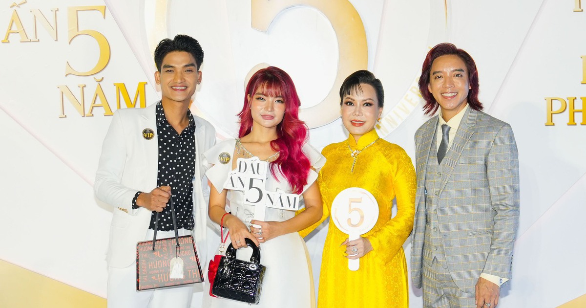 Mạc Văn Khoa đưa vợ xinh đẹp đến mừng Việt Hương kỷ niệm 5 năm kinh doanh