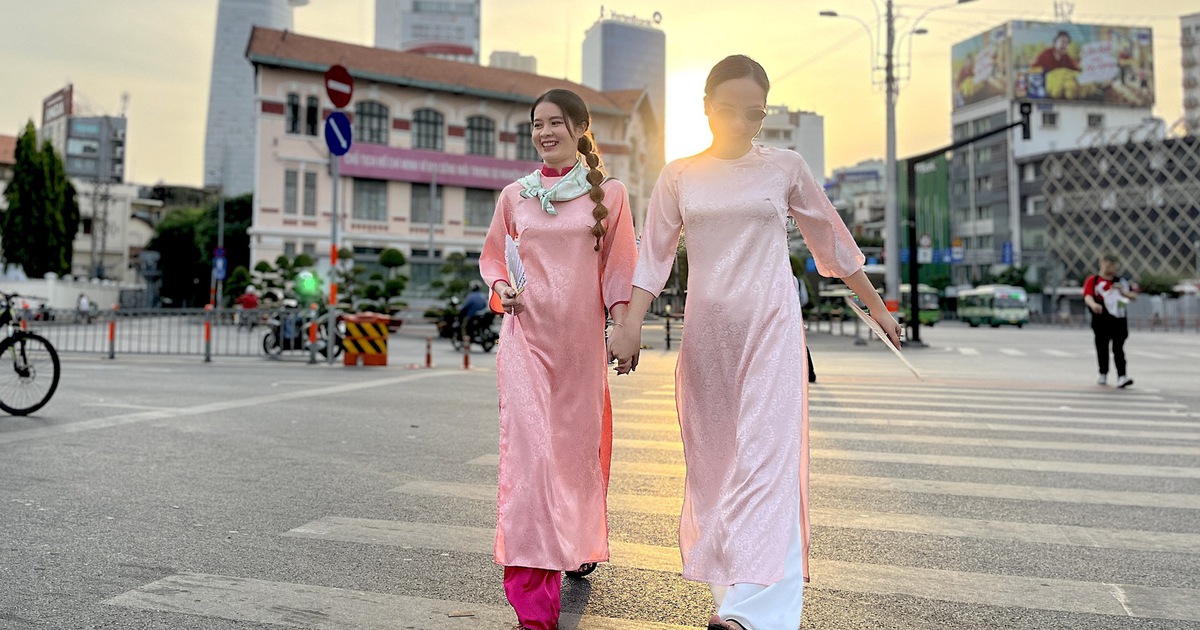 Sáng sớm TP.HCM se lạnh, bạn trẻ dạo phố, cảm nhận không khí tết thật gần