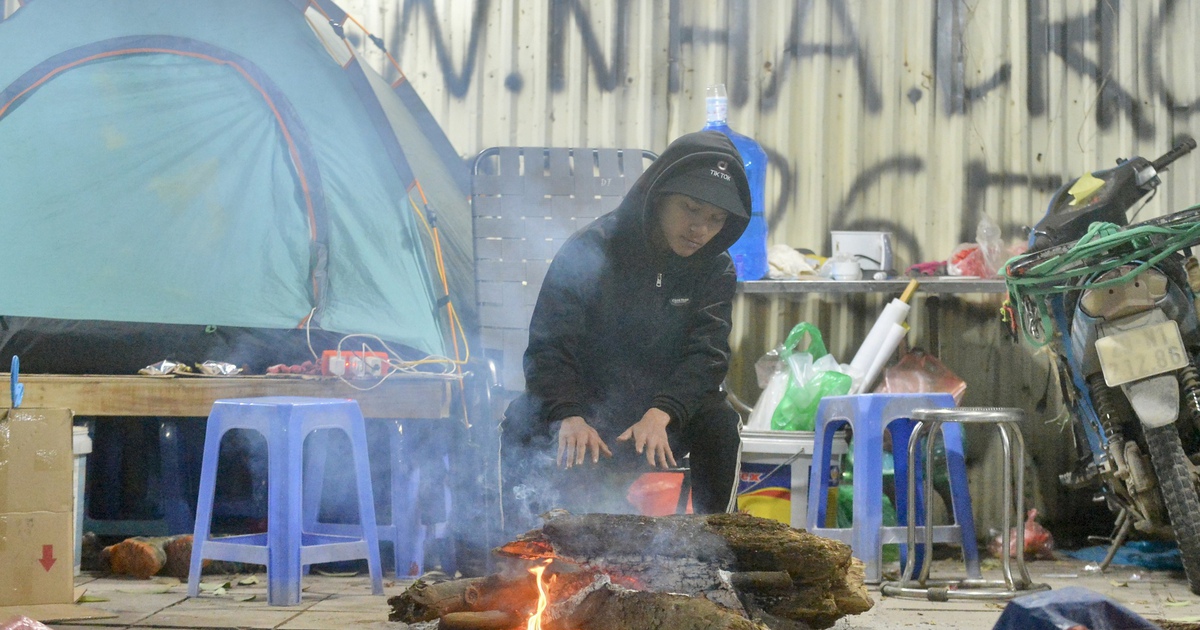 Đốt lửa mưu sinh trong giá rét 8 độ C: 'Cũng vì cái tết đủ đầy'