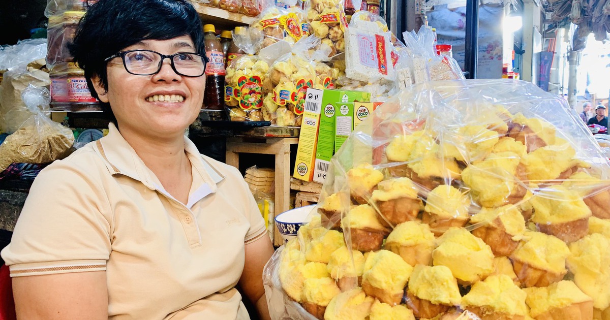 Chợ Bà Hoa xứ Quảng ở TP.HCM: Người người tìm mua bánh in, bánh thuẫn ăn tết