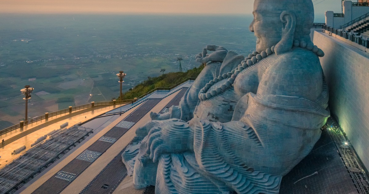 Chiêm ngưỡng Tôn tượng Di Lặc cao 36m nặng hơn 5.000 tấn trên đỉnh núi Bà