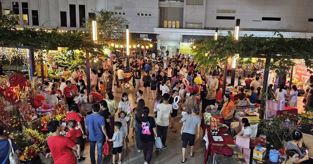 Chung cư ở TP.HCM tổ chức hội chợ xuân, bất ngờ vì khách tấp nập