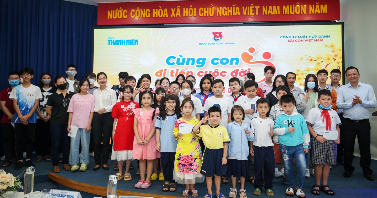 Ảnh: Hơn 100 trẻ mồ côi vì Covid-19 trở về ngôi nhà chung Thanh Niên nhận quà tết