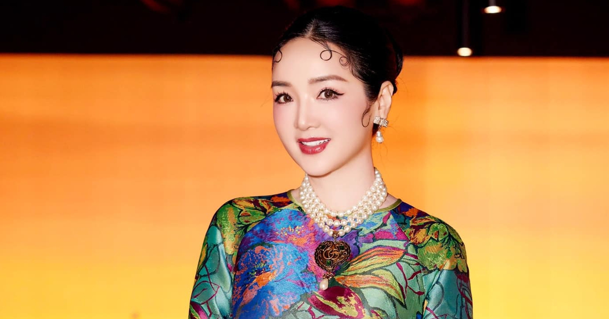 Học mỹ nhân Việt cách mặc áo dài quý phái, sang trọng dịp tết này