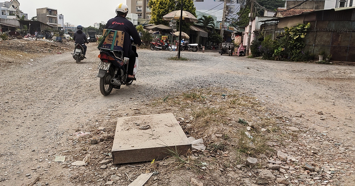 Mặt đường gồ ghề, đi lại nguy hiểm