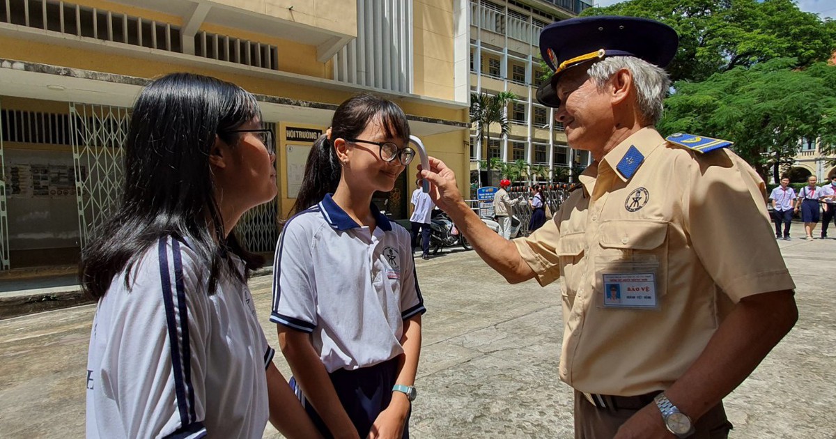 'Có bao giờ chúng ta dạy trẻ công việc của cô lao công, bác bảo vệ?'