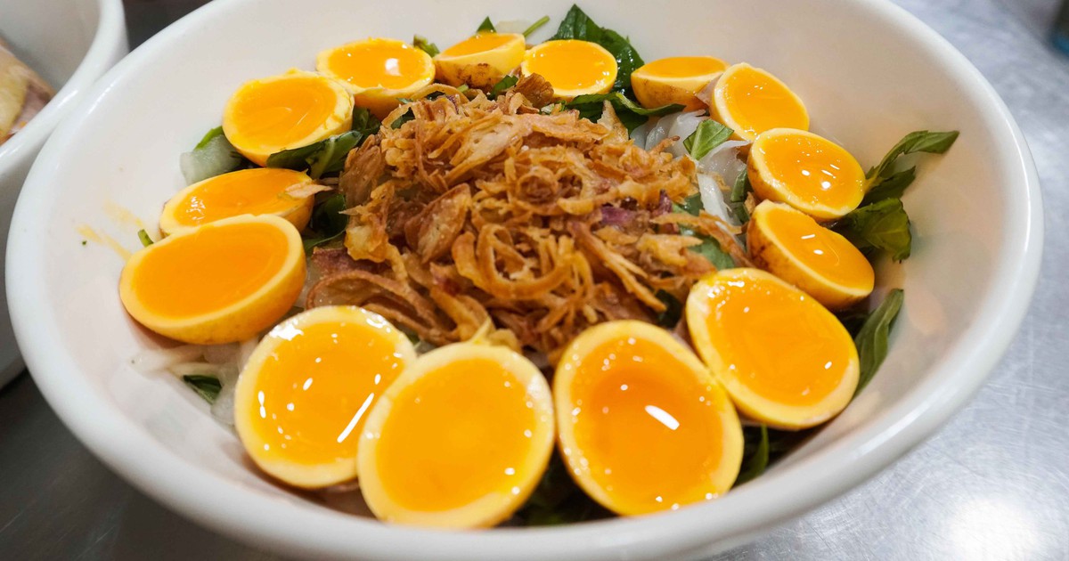 Nhớ Đà Lạt, tìm ăn bánh ướt trứng non lòng đào béo ngậy: ngon quên lối về