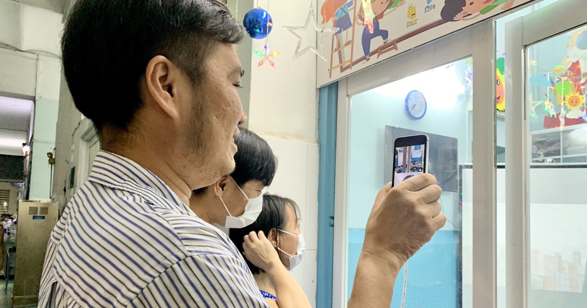 Những em nhỏ ngóng ngày về quê đón tết: Cha mẹ chỉ mong 'con không lên cơn sốt'