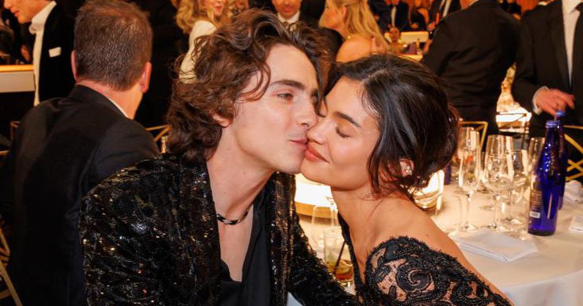 Kylie Jenner - Timothée Chalamet gây sốt với màn 'khóa môi' ở Quả cầu vàng