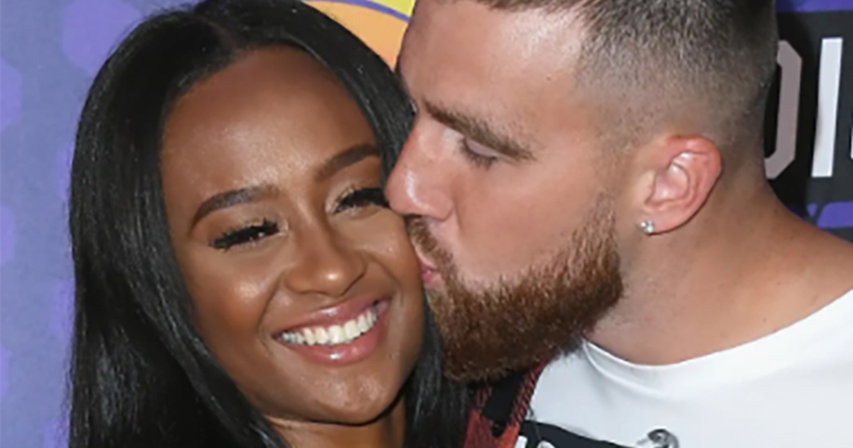 Bạn gái cũ Travis Kelce đáp trả người hâm mộ Taylor Swift