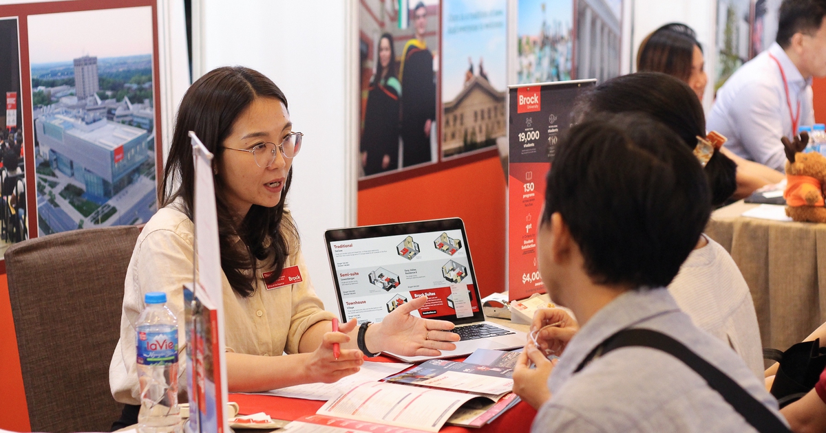 Sinh viên trong một buổi nghe tư vấn du học Canada
