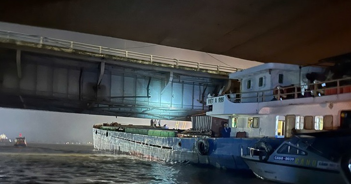 Giải cứu tàu hàng mắc kẹt dưới cầu Đồng Nai