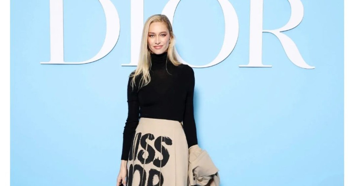 Váy midi xếp ly, những mẫu thời thượng biểu tượng cho phong cách thu đông