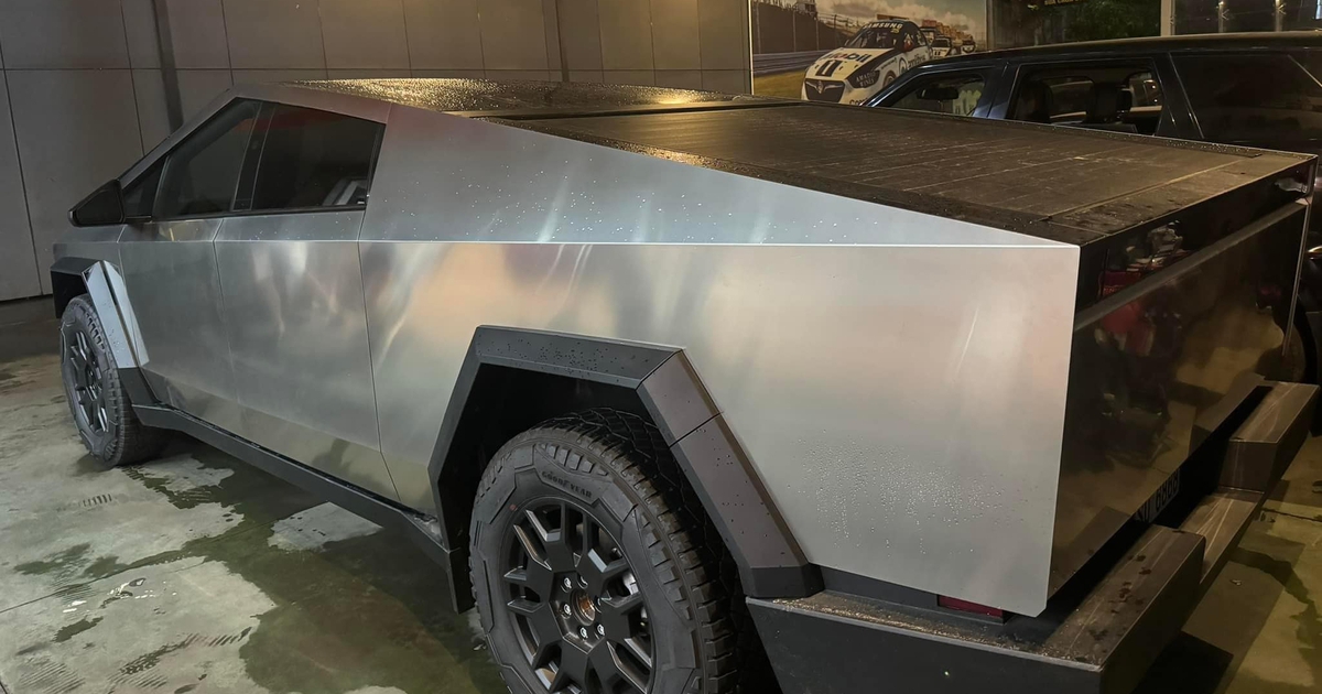 Xe bán tải điện Tesla Cybertruck đầu tiên về Việt Nam