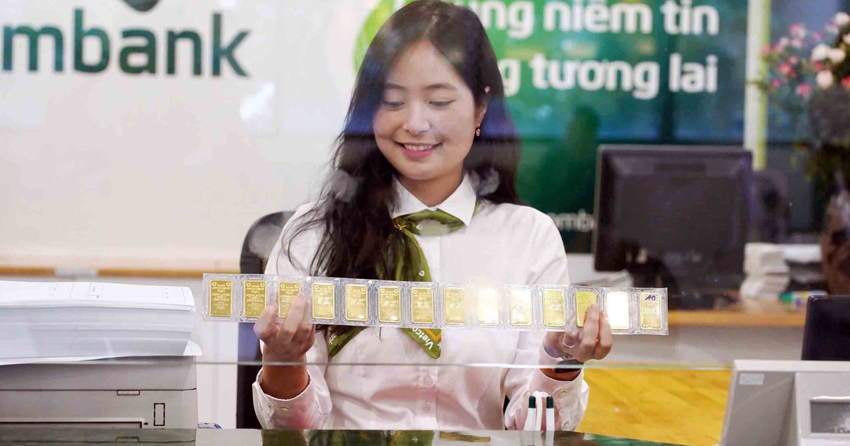 Giá vàng, USD bật tăng dữ dội