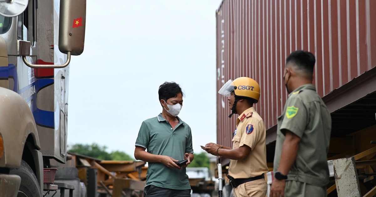 CSGT tổng kiểm tra nồng độ cồn, ma túy tài xế tại các cảng TP.HCM