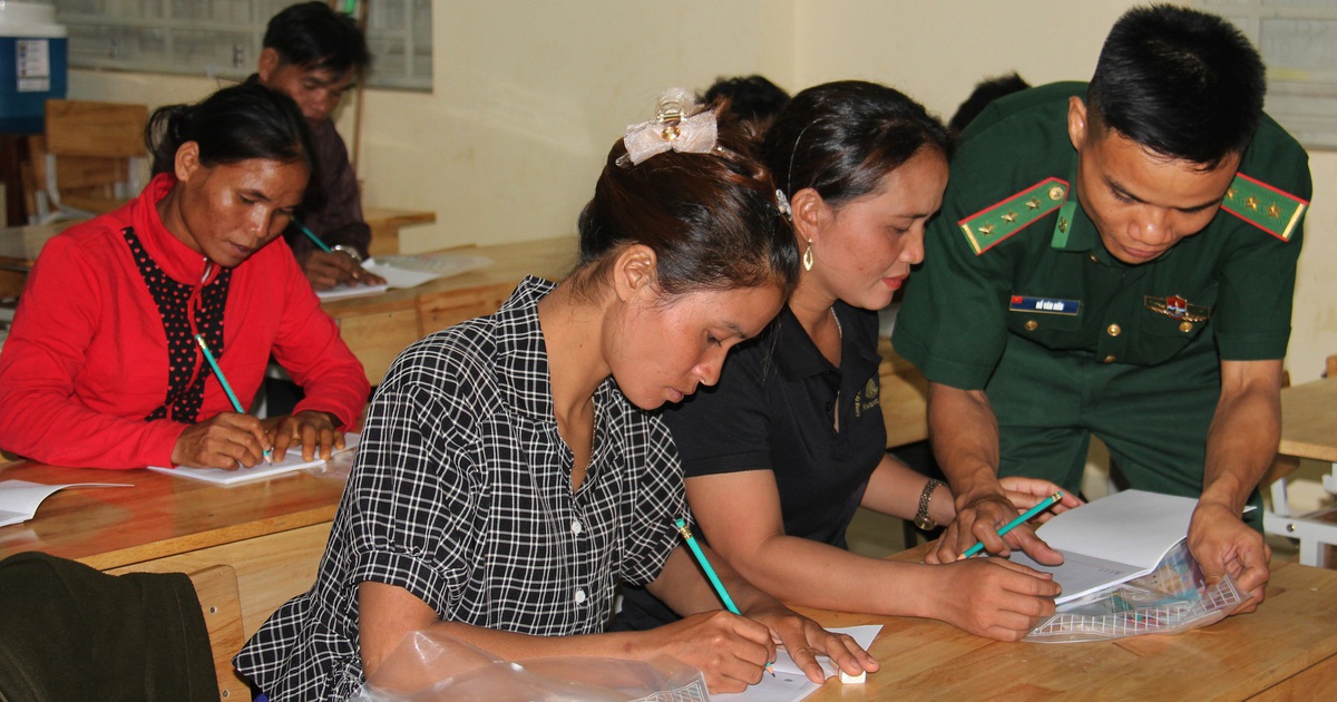 ‘Thầy giáo quân hàm xanh’ nơi vùng biên Hướng Hóa