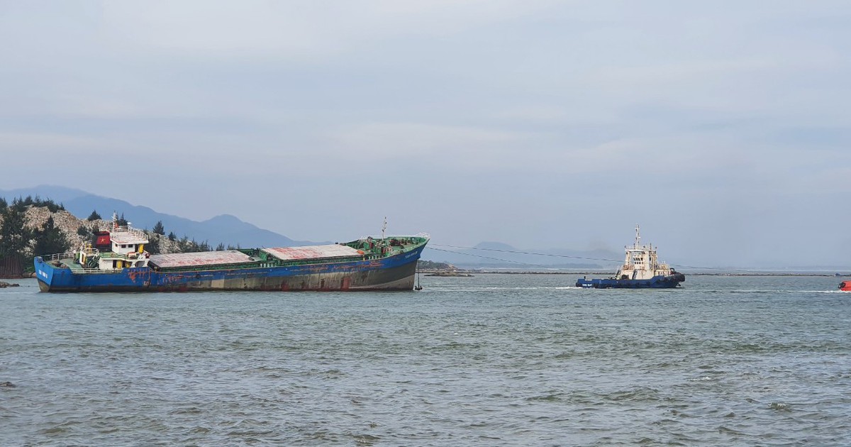 Tàu hàng đứt neo trôi dạt rồi mắc cạn ở biển Dung Quất