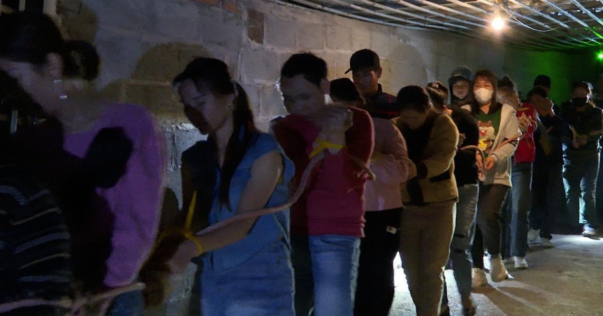 Đào hầm dài hơn 300 m, lắp hàng chục lớp cửa sắt để lập sới bạc