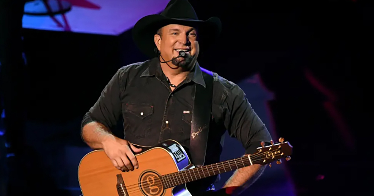 Ngôi sao nhạc đồng quê Garth Brooks bị cáo buộc tấn công tình dục