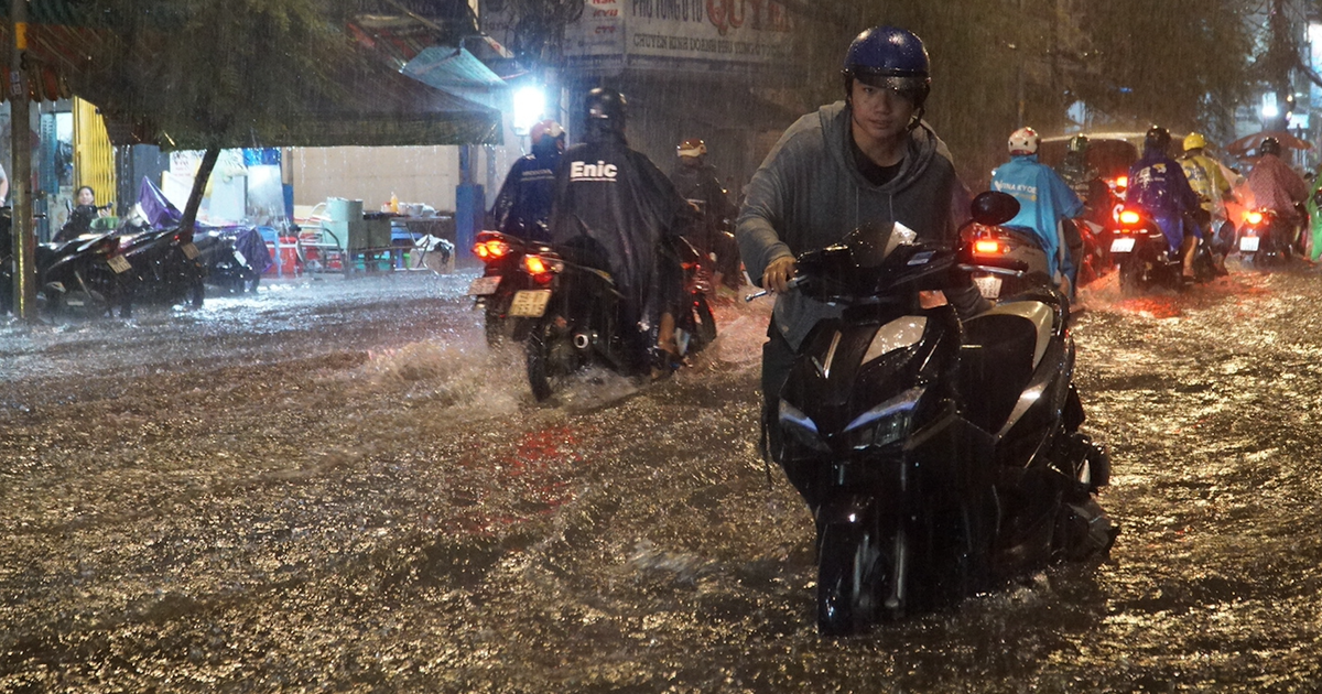 TP.HCM mưa lớn giờ tan tầm: Người dân khổ sở vì đường ngập nước, kẹt xe