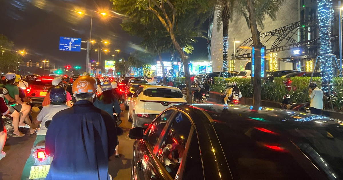 Ô tô 'chiếm' đường Phạm Văn Đồng ở Thủ Đức, có xử phạt không?