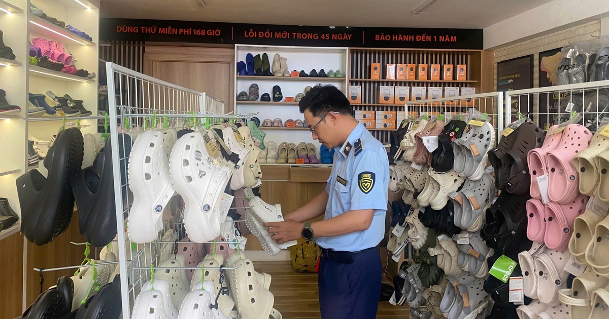 Xử phạt 2 cửa hàng bán dép Crocs giả