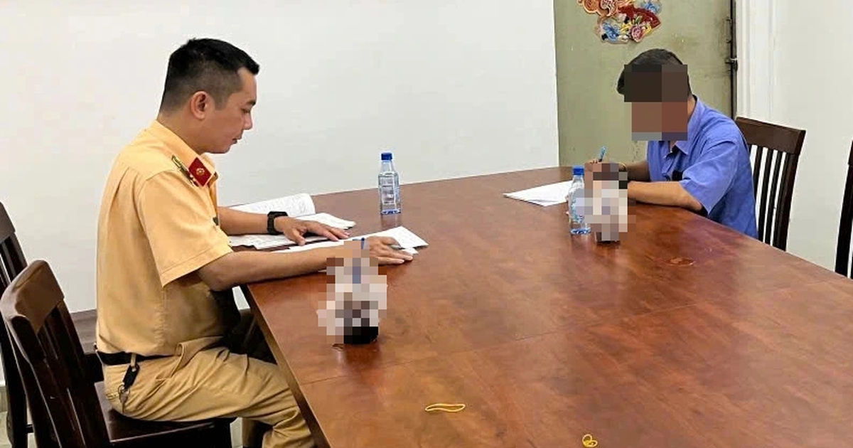 CSGT TP.HCM xử lý tài xế vừa lái xe buýt vừa nghe điện thoại