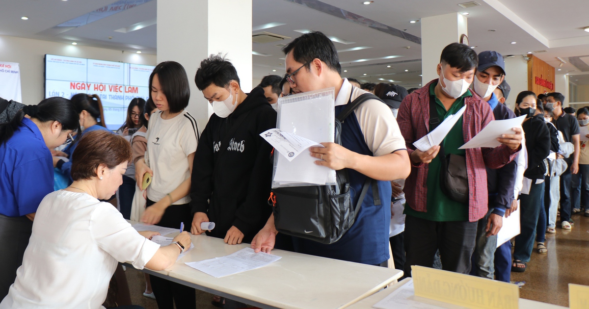 Người lao động ở TP.HCM xếp hàng tìm việc cuối năm