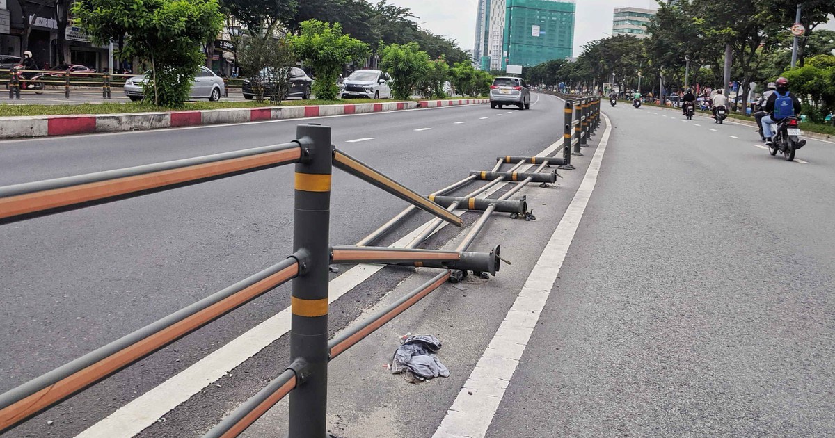 Dải phân cách bị gãy