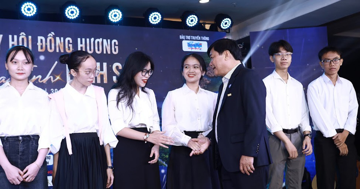 Hội đồng hương huyện Bình Sơn, tỉnh Quảng Ngãi trao 20 suất học bổng Nguyễn Thái Bình