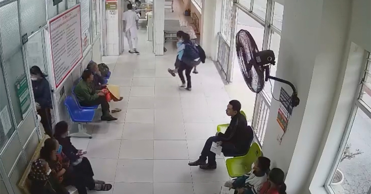 'Thả tim' tặng nhân viên xe buýt cõng cụ ông đi cấp cứu