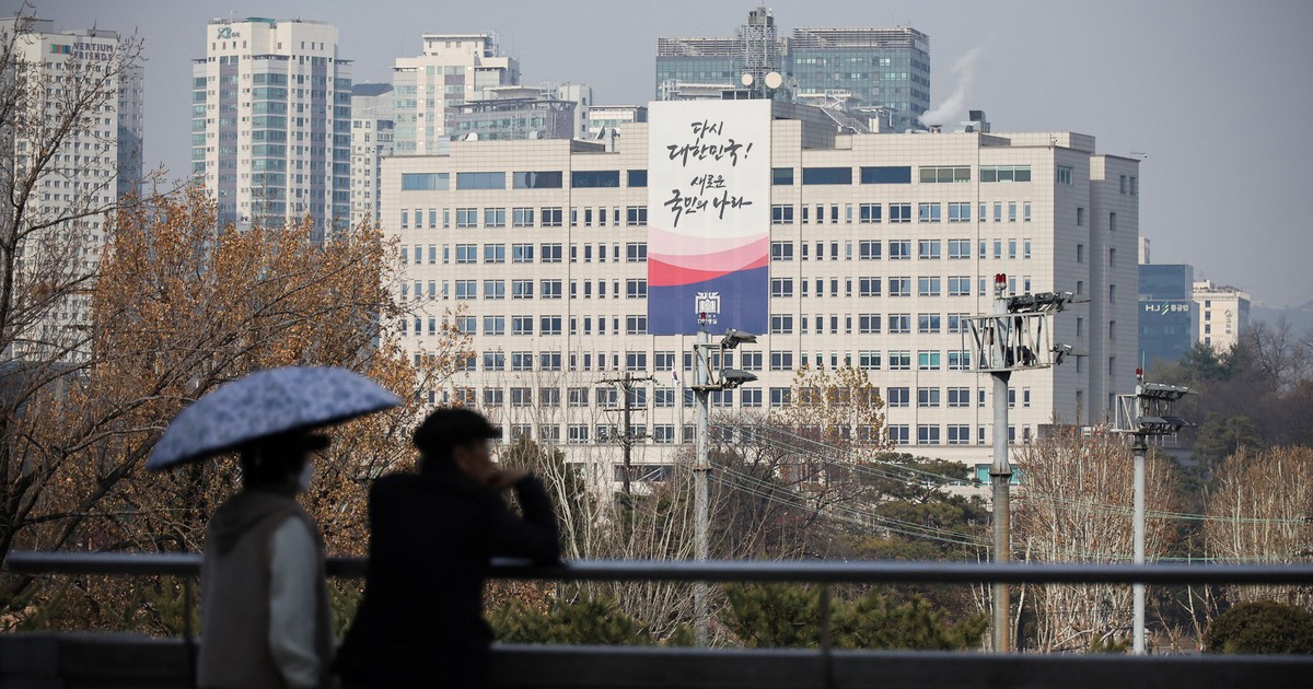 Cựu bộ trưởng Hàn Quốc tự sát bất thành, văn phòng tổng thống bị khám xét sau vụ thiết quân luật