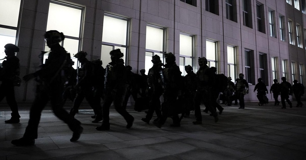 Who ordered South Korean lawmakers to be pulled out of parliament on the night of martial law?