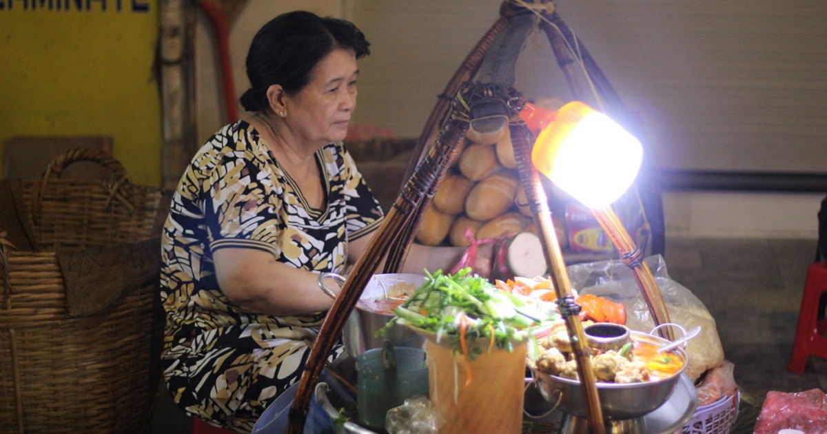 Sống ở TP.HCM: 'Bánh mì ma' xuyên đêm hot nhất Q.1 'giờ kiểu Mỹ'